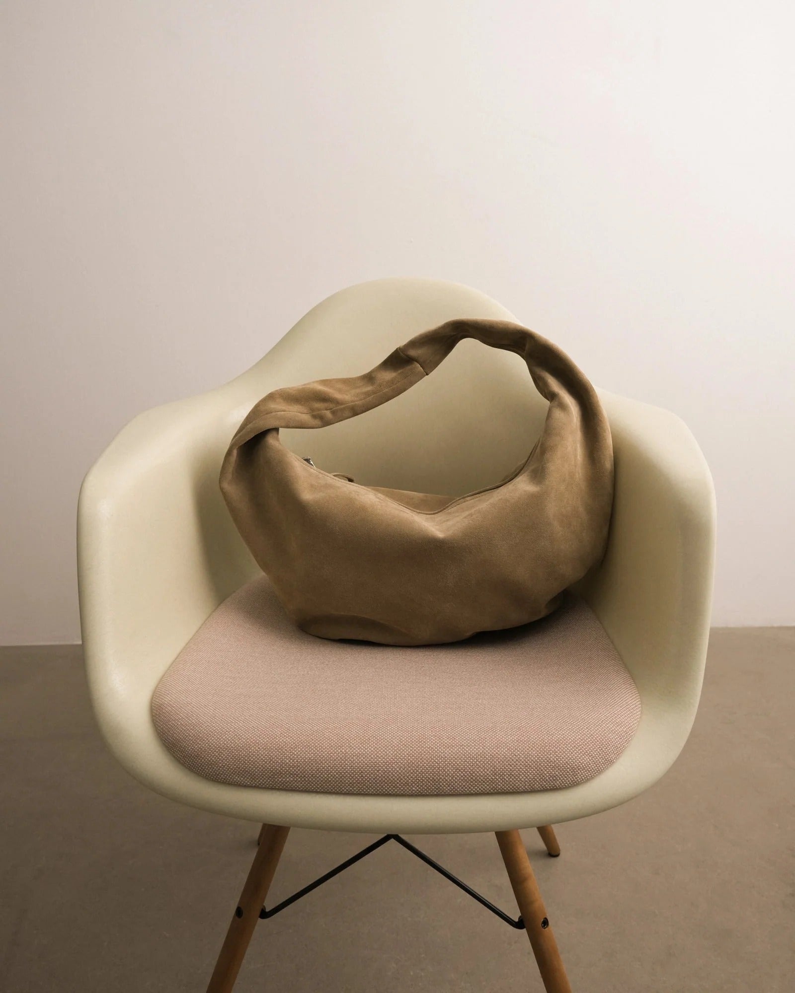 Alva Shoulder Bag Suede Sand - Bucano Paris